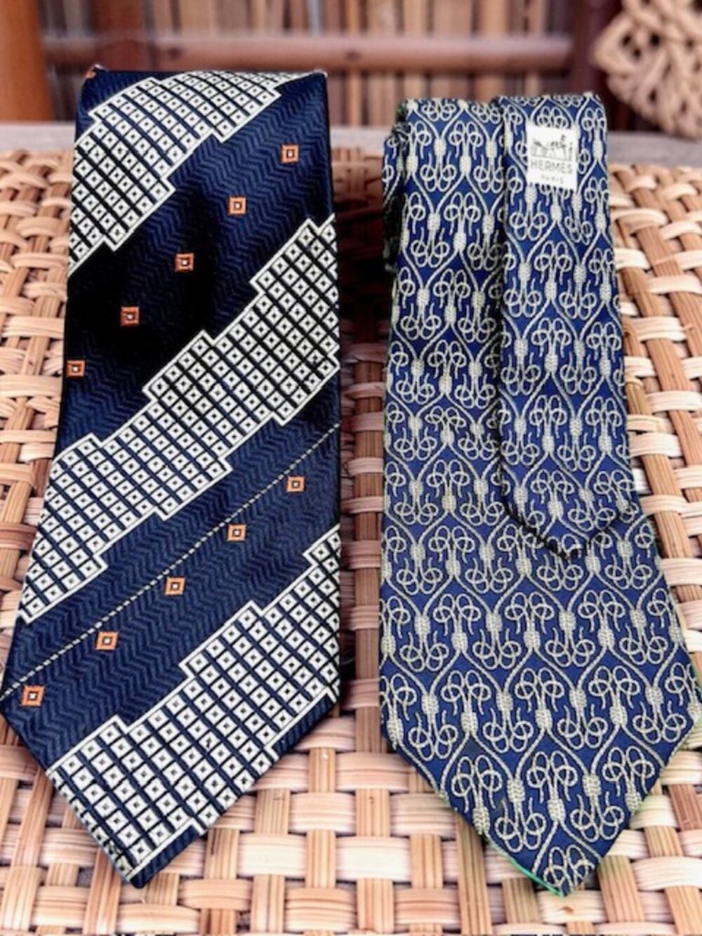 2  Neck-Ties:  HERMES PARIS & MOUNT   100% Silk  blue Silver red  (76